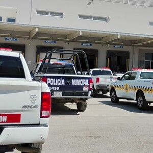 Camionetas de Bomberos en color blancas y patrulla de Policía Municipal de Torreón