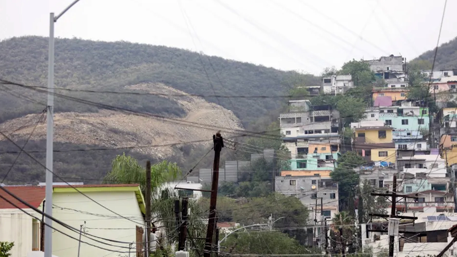 Extensas hectáreas de vegetación del Cerro de la Loma Larga están siendo devastadas para dar paso al trazo de caminos y calles que formarán un megadesarrollo.