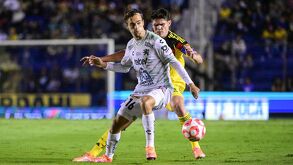 Jordi Cortizo e Israel Reyes durante el último enfrentamiento entre América y León.