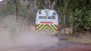 Ambulancia llegando para atender a heridos tras balacera en Teotihuacán.