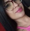Mujer de lentes y con blusa rosa junto a una imagen de una publicación de Facebook.