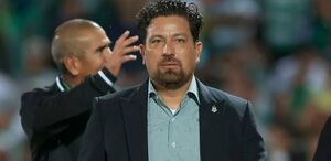 Omar Tapia dirigiendo al Santos