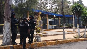 Policías acordonando FES Iztacala por amenaza de bomba.