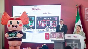 El Gobierno de Puebla presentó los dos modelos disponibles de Placas conmmorativas del Mundial 2026, conoce los requisitos y precios para conseguirlas.