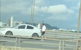 Video donde un policía fue captado tras matar a tiros a su esposa en Ecuador.