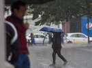 Una mujer se protege de las constantes precipitaciones registradas en la capital mexicana.