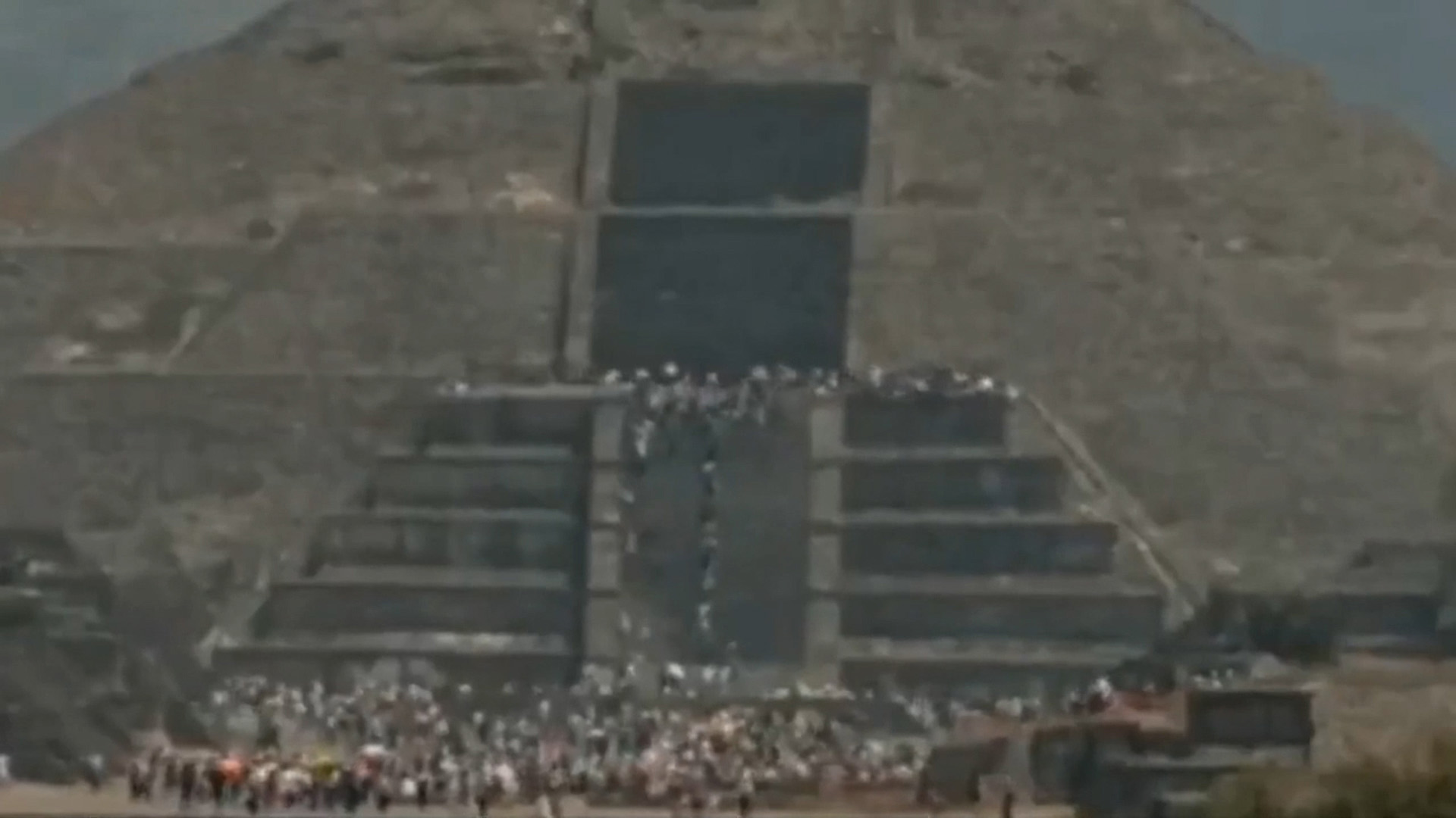 Cámaras de seguridad captan el momento en que turistas huyen por tiroteo en la Pirámide de la Luna de Teotihuacán hoy. Vea las imágenes del pánico aquí.