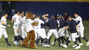 Triunfo de Sultanes del Monterrey en el Walmart Park.