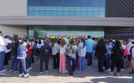 Trabajadores sindicalizados de Plazas y Mercados manifestándose por diversos problemas.