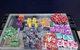 Dulces que le fueron asegurados a una mujer que robó un negocio de la colonia Valle del Nazas de Torreón.