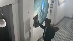 Hombre roba una pintura del Centro Histórico de Querétaro y queda captado en video