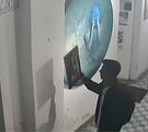 Hombre roba una pintura del Centro Histórico de Querétaro y queda captado en video