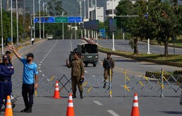 Policías montan guardia en un control de carretera antes de la segunda ronda de negociaciones entre EEUU e Irán en Islamabad, Pakistán.