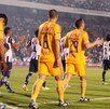 Jugadores de Tigres y Rayados apunto de salir a un Clásico Regio en 2014.
