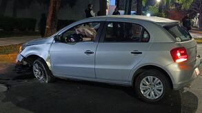 Volcadura en Zapopan hoy: Joven choca en Paseo del Prado