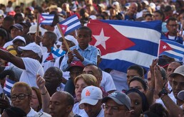 Personas asisten a la celebración del 65 aniversario de la proclamación de la Revolución Cubana, el jueves 16 de abril de 2026, en La Habana.