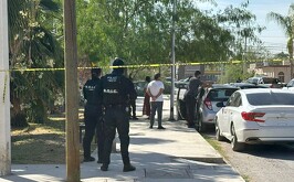 Autoridades resguardando la escena de crimen donde fue encontrado un hombre muerto en Villas de la Hacienda.