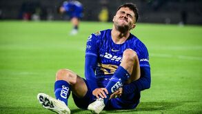 Alan Medina doliéndose tras la fuerte entrada sufrida en el Pumas vs Juárez.