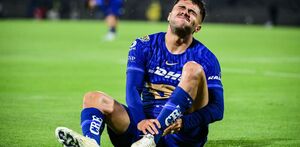 Alan Medina doliéndose tras la fuerte entrada sufrida en el Pumas vs Juárez.