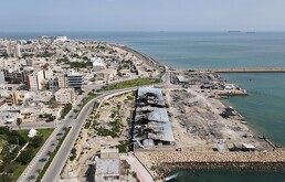 Barcos al fondo en el estrecho de Ormuz junto a la isla de Qeshm, donde se ven daños que según testigos se deben a ataques aéreos recientes
