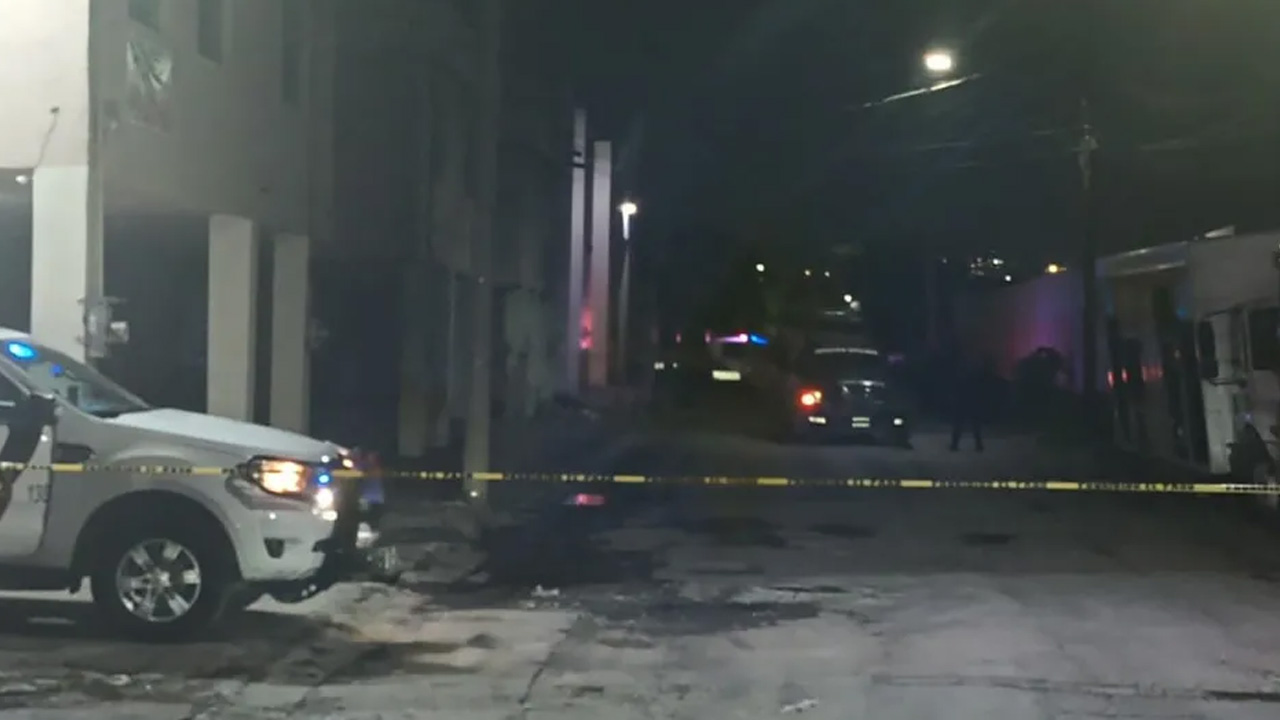 Un hombre murió tras ser atacado a balazos en la colonia Mirasol, en Monterrey; autoridades acordonaron la zona e iniciaron investigaciones.