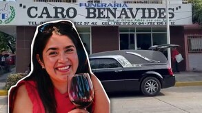 Imagen de una mujer sosteniendo una copa de vino junto a una funeraria de Veracruz.