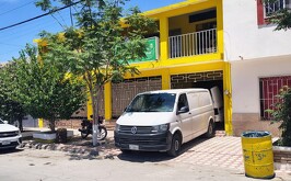 Funeraria recogiendo el cuerpo de un hombre que murió al interior de un centro de Alcohólicos Anónimos en Torreón.