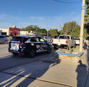 Autoridades atendiendo el reporte de una amenaza de tiroteo en la Secundaria técnica 26 de Gómez Palacio.