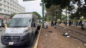 Peritos investigan la muerte de un hombre afuera del Hospital La Raza.