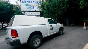 Vehículo de la Fiscalía de Puebla ingresando al balneario Agua Azul.
