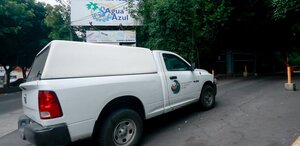 Vehículo de la Fiscalía de Puebla ingresando al balneario Agua Azul.