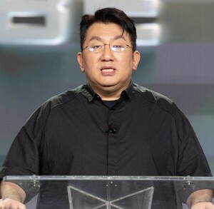 Bang habría engañado a los inversores al asegurarles que Hybe no tenía planes de salir a bolsa.