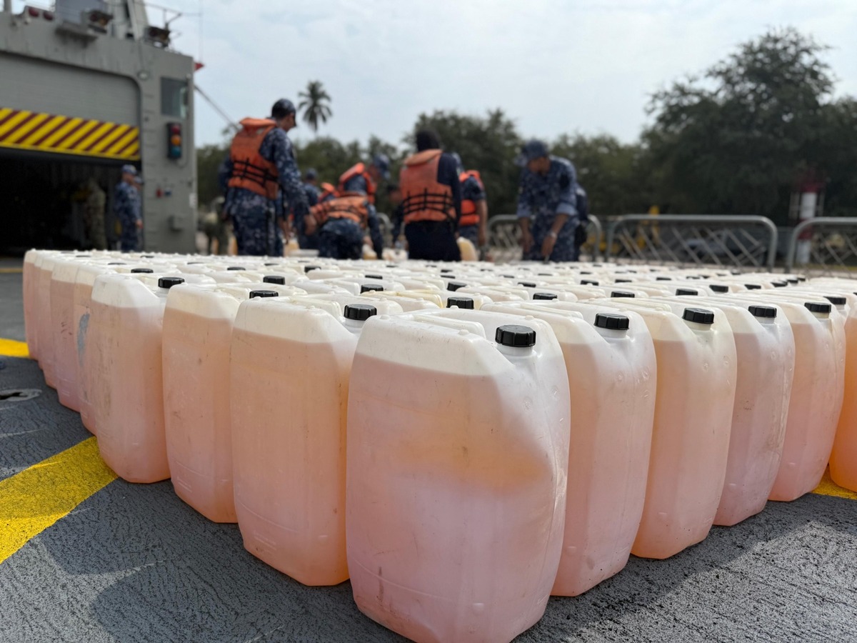 Golpe al tráfico de hidrocarburos: La Marina incauta más de 100 bidones de combustible en Michoacán. Hay tres detenidos tras operativo naval.