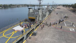 Golpe al tráfico de hidrocarburos: La Marina incauta más de 100 bidones de combustible en Michoacán. Hay tres detenidos tras operativo naval.