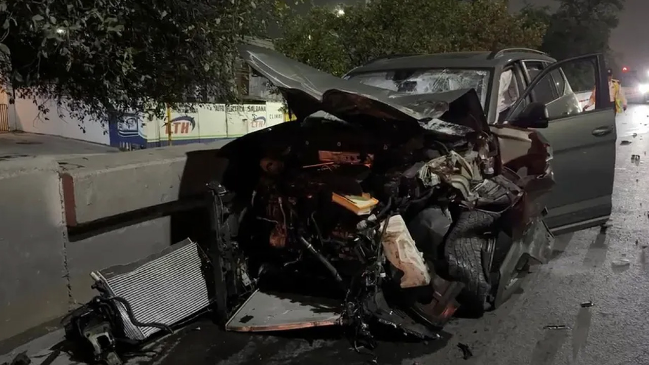 Una camioneta se impactó contra un muro en la avenida Garza Sada, en Monterrey; el conductor huyó.