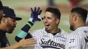 Ramiro Peña celebrado uno de sus home runs contra Durango.