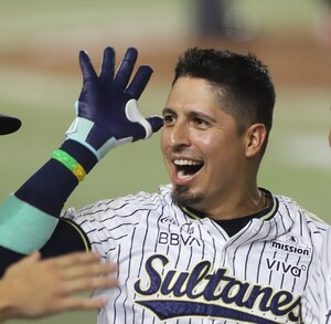 Ramiro Peña celebrado uno de sus home runs contra Durango.