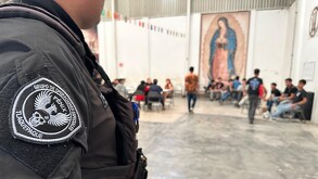 Vista parcial de un oficial del Grupo de Operaciones Fénix de Tlaquepaque con un grupo de menores y un cuadro de la Virgen de Guadalupe desenfocados en el fondo