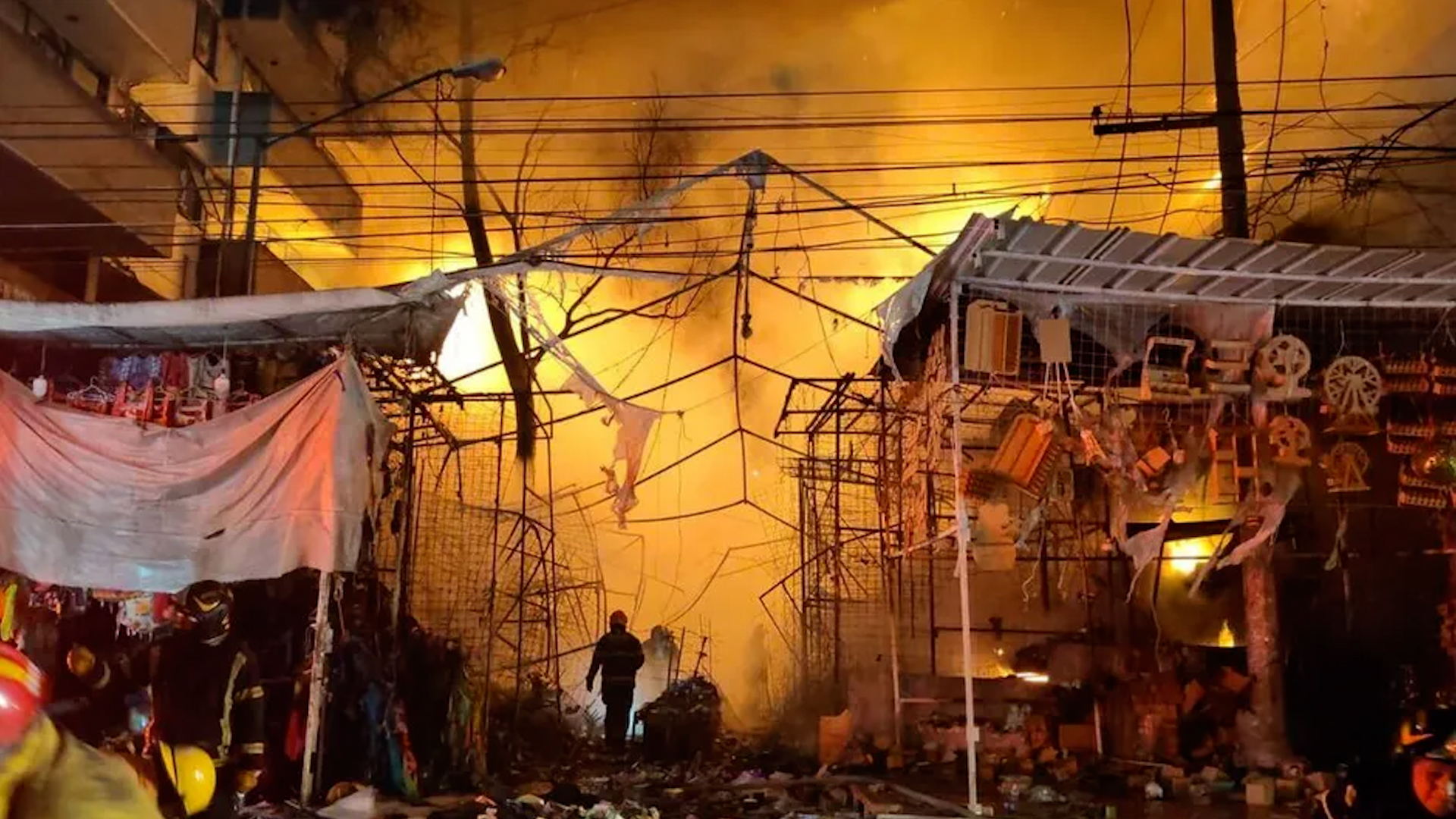 El siniestro terminó con al menos 50 puestos semifijos causando perdidas materiales totales.