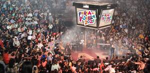 personas dentro del palenque de la feria de puebla