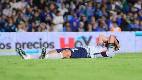 Erik Lira lamentándose durante el partido de Cruz Azul contra Querétaro.