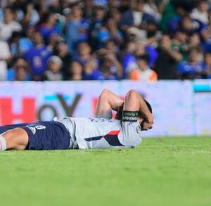 Erik Lira lamentándose durante el partido de Cruz Azul contra Querétaro.