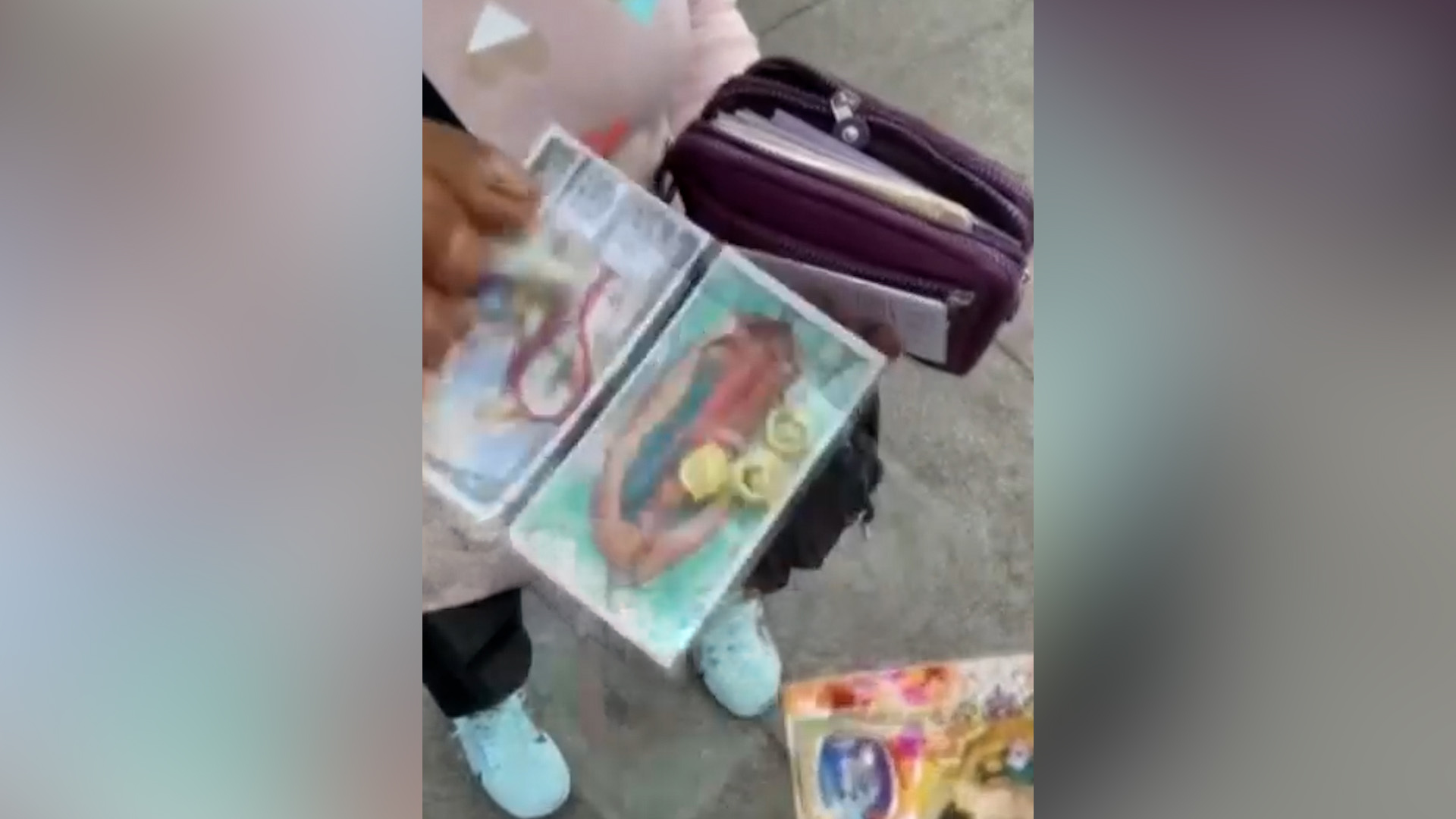¡No aceptes nada! Mujer estafa a turistas en la CdMx exigiendo dinero por estampitas 