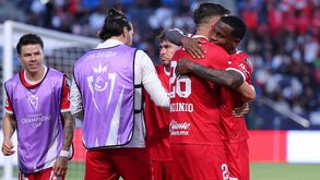 Helinho siendo abrazado por sus compañeros en Toluca