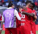 Helinho siendo abrazado por sus compañeros en Toluca
