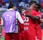 Helinho siendo abrazado por sus compañeros en Toluca