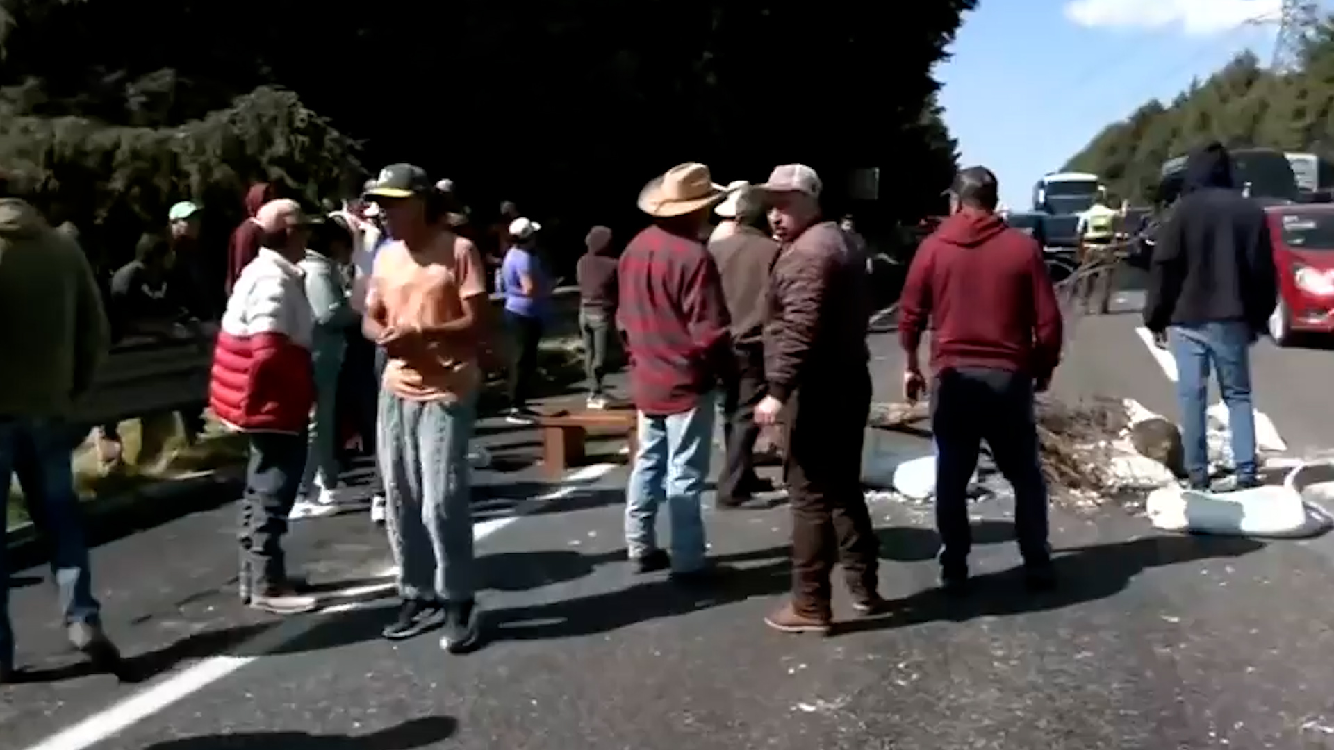 La autopista México-Cuernavaca presenta cierre total en el KM 41 por pobladores de Parres que denuncian desalojo de sus viviendas en Tlalpan.