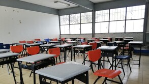 SALÓN DE CLASES CON BUTACAS