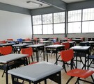 SALÓN DE CLASES CON BUTACAS