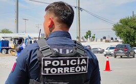 Policías atendiendo el reporte de un presunto caso de maltrato infantil en la colonia Veredas La Paz de Torreón.